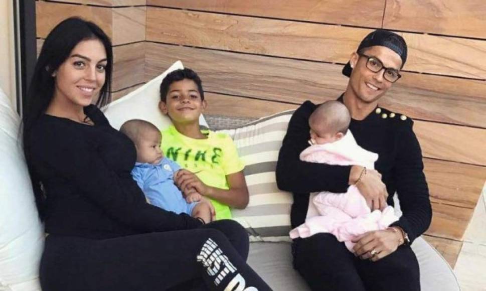 Cristiano Ronaldo solo tenía un hijo cuando comenzó su romance con Georgina Rodríguez, Cristiano Jr. (8), y junto a ella dio la bienvenida a sus mellizos Eva y Mateo (21 meses) y poco después se convirtieron en padres juntos de la pequeña Alana Martina (16 meses).