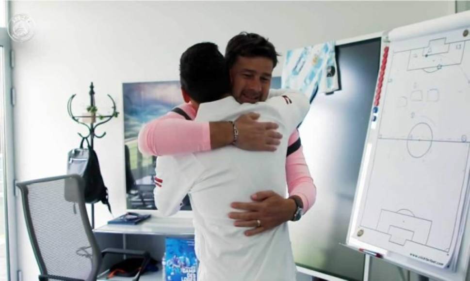 El entrenador Mauricio Pochettino fue el primero que saludó a Messi dentro de las instalaciones del PSG con este abrazo.
