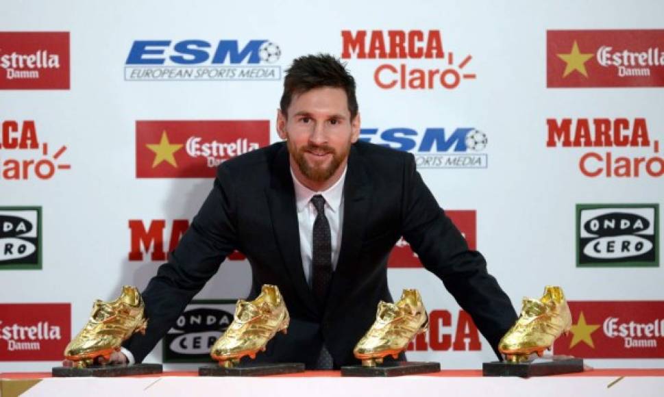 Messi posando con sus cuatro Botas de Oro sobre un escenario instalado en la sala principal de la Antigua Fábrica Estrella Damm de la capital catalana, el lugar donde ha recogido siempre estos galardones que ha ganado.