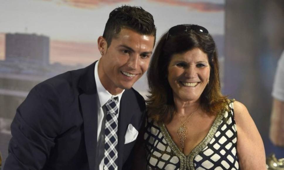 Cristiano Ronaldo - El portugués con su primer sueldo le comunicó a su madre, María Dolores Dos Santos Aveiro, que ya no necesitaba trabajar más.