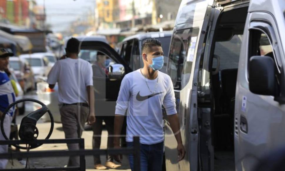 En el rapidito de la ruta Chamelecón-Centro, con placas AAH 2832, sin número visible, la historia fue quizá peor. Al llegar al centro de la ciudad abordamos esta unidad, que pronto el ayudante, quien andaba la mascarilla en la quijada, llenó con cuatro pasajeros en cada fila.