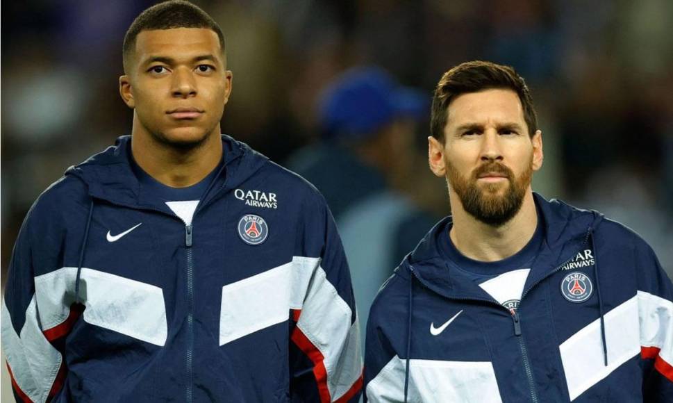 Messi es el segundo mejor pagado del PSG, solo por detrás de Mbappé. Su salario es de 3.375 millones de euros brutos al mes, es decir, más de 40 millones por temporada. En Francia consideran que el salario es alto tomando en cuenta que tiene 37 años, por lo cual es el primer candidato para el recorte urgente de la nómina que permita también sumar refuerzos.