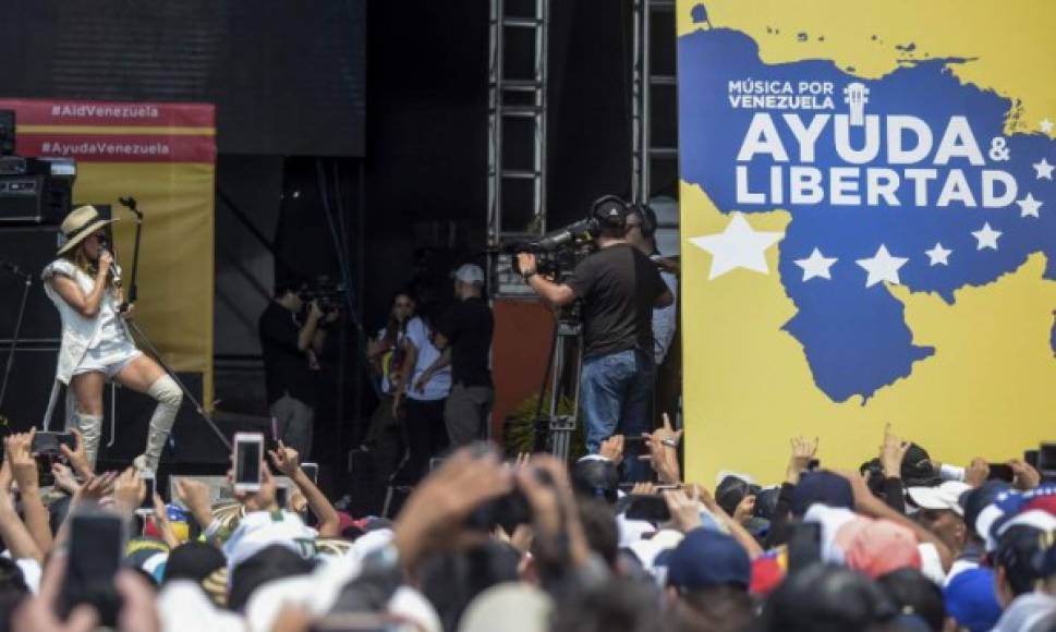 El concierto por la ayuda humanitaria para Venezuela comenzó este viernes, un día antes del anunciado ingreso al país petrolero, sumido en su peor crisis en la historia moderna, y fue amenizado por famosos de talla grande.