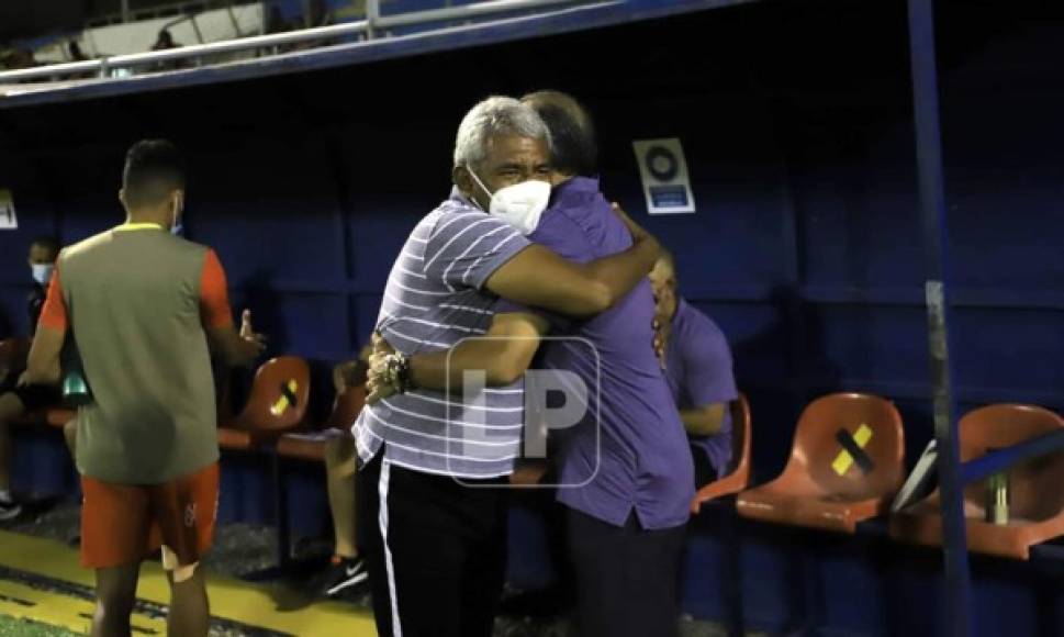 El tremendo abrazo que se dieron Raúl 'Potro' Gutiérrez y Héctor Castellón previo al partido Real España-Real Sociedad.