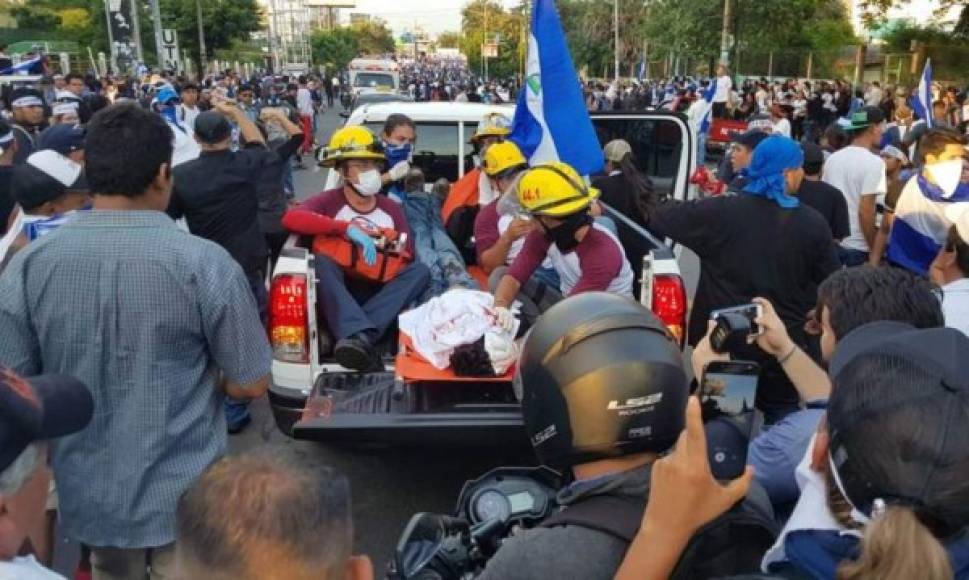 Los miles de manifestantes que participaron en la marcha fueron atacados por supuestos francotirados que se ocultaban en las inmediaciones del Estadio Nacional Dennis Martínez, según reportaron medios locales.