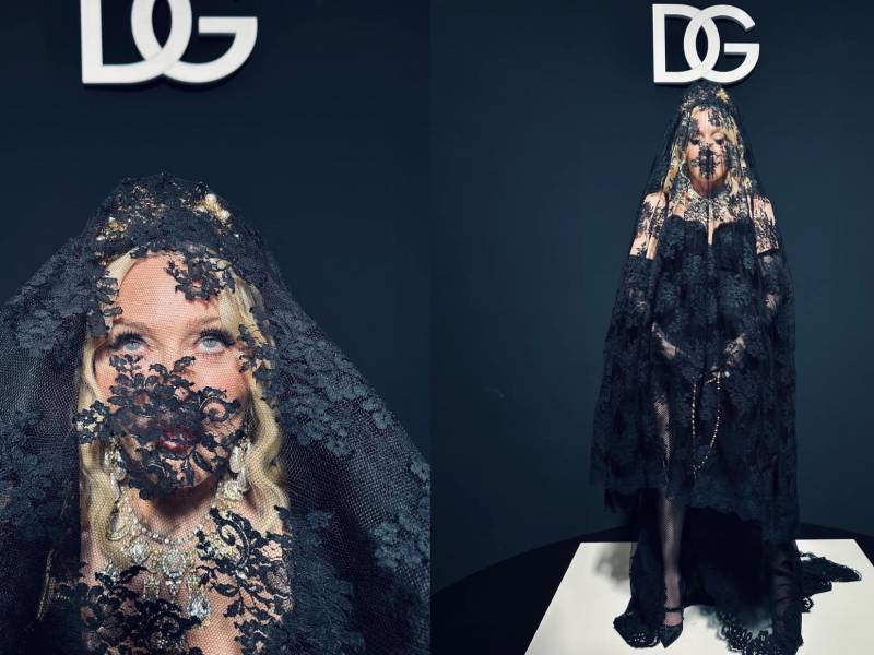 Madonna posa en la Semana de la Moda de Milán.