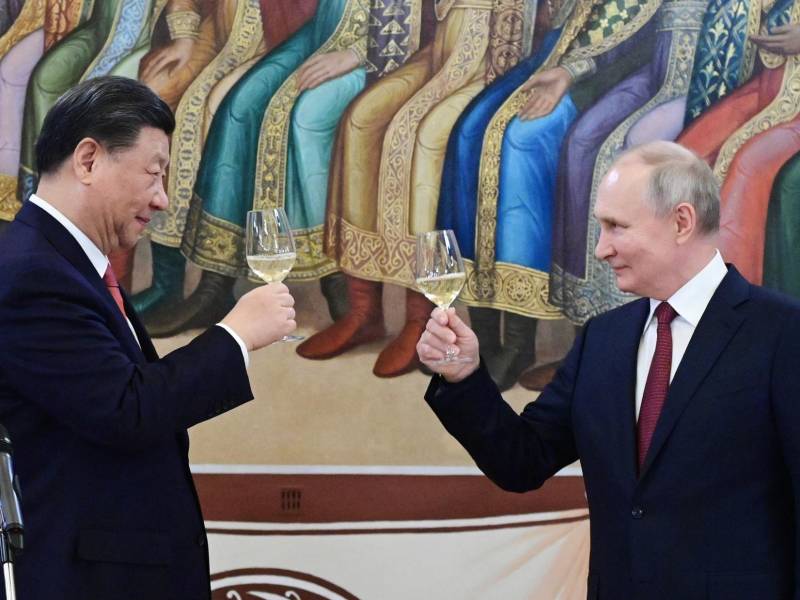 Russian President Vladimir Putin and China's President Xi Jinping make a toast during a reception following their talks at the Kremlin in Moscow on March 21, 2023. (Photo by Pavel Byrkin / SPUTNIK / AFP)