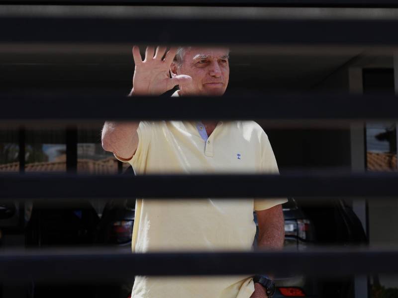 El expresidente de Brasil Jair Bolsonaro al saludar el pasado 3 de septiembre desde el interior de su residencia, en Brasilia.