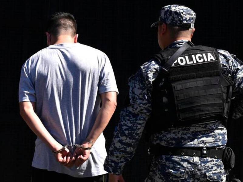 La guerra contra las pandillas en El Salvador ha dejado más de 60,000 supuestos pandilleros detenidos.