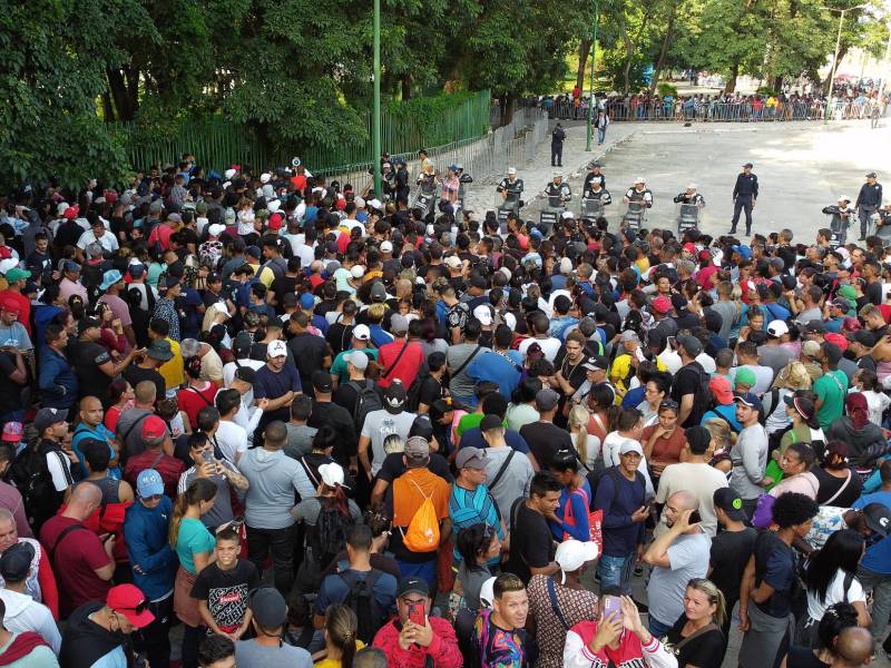 Migrantes realizan extensas filas para tramitar papeles migratorios en la Comisión Mexicana de Ayuda a Refugiados (Comar).