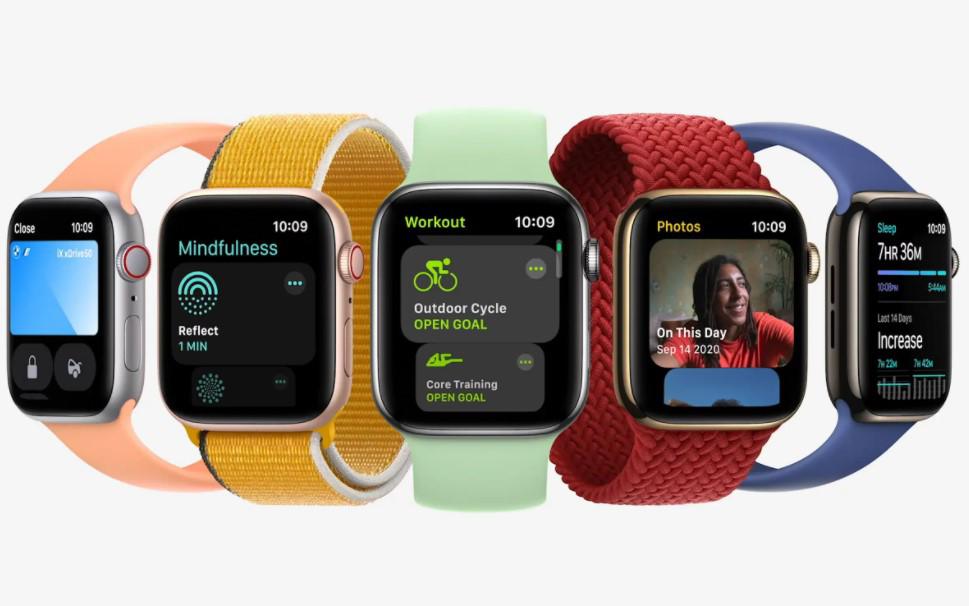 El Apple Watch Series 7 está disponible en cinco colores distintos.