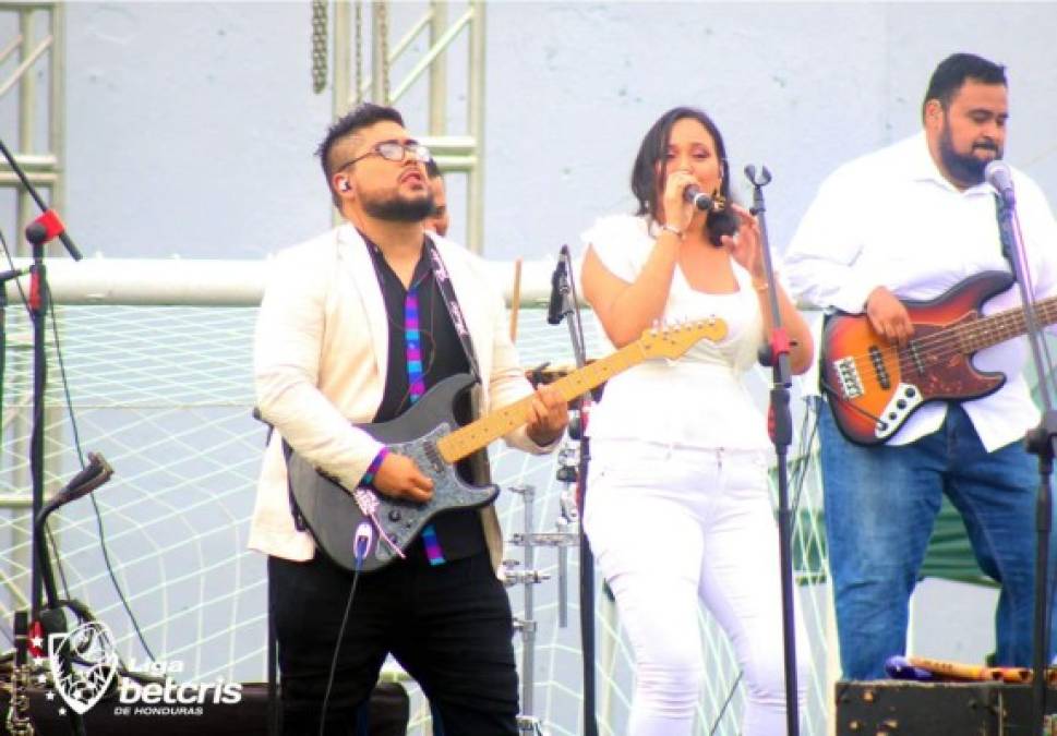 Las autoridades de la Liga Nacional montaron un show de inauguración del Torneo Apertura 2021 acompañado con música en vivo en el estadio Morazán previo al partido Honduras Progreso-Marathón.