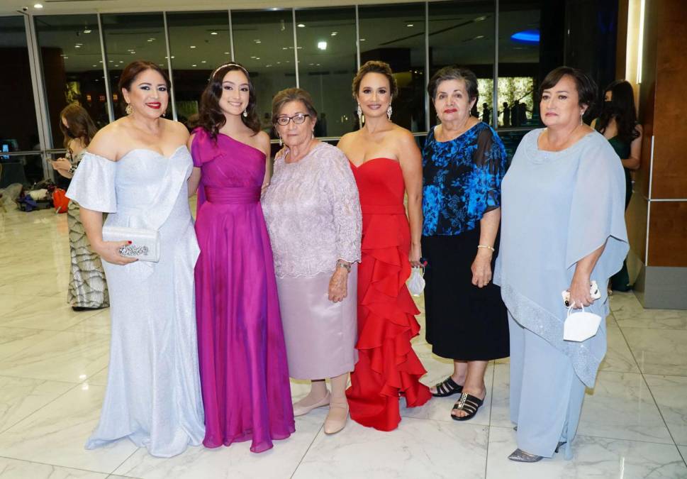 Iris Borjas, Sophia Rivera, Magdalena de Jesús, Carmen Blanco, Zoila de Paz y Leslie Blanco