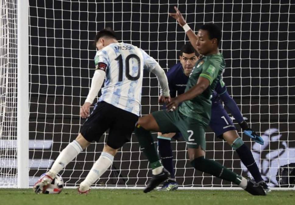 Lionel Messi burló la marca del defensa boliviano Jairo Quinteros con este amague con la zurda.
