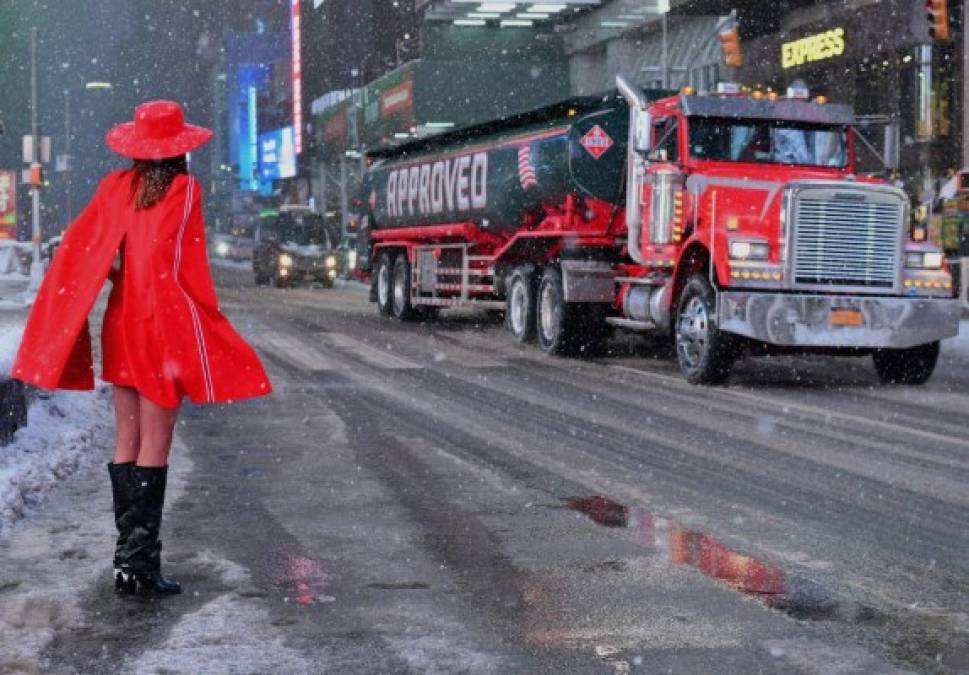 "La autoridades del estado y de la ciudad han pedido a todos los residentes de Nueva York y alrededores que no salgan a la calle o conduzcan si no es necesario, ya que desde la tarde del domingo se registran fuertes nevadas."