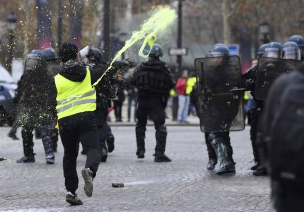 Respaldado principalmente por los franceses que viven en la periferia, provincias o zonas rurales, se ha convertido en un movimiento de hartazgo generalizado contra la política fiscal y social del gobierno de Macron.