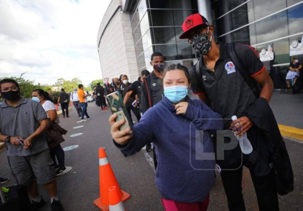 Jerry Bengtson se tomó una fotografía con esta aficionada del Olimpia.