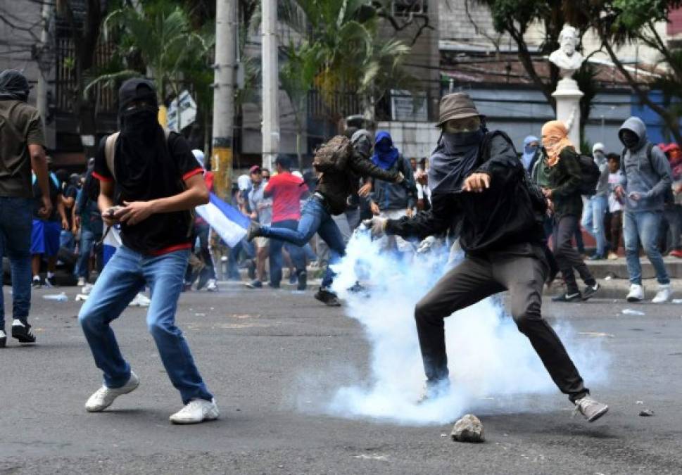 El centro de Tegucigalpa, capital de Honduras, se vivió un verdadero caos en una jornada de protestas. Piedras, gases lacrimógenos, gritos de desesperación y una gran cantidad de personas que se enfrentaban con la Policía, que trataba de dispersarlos.