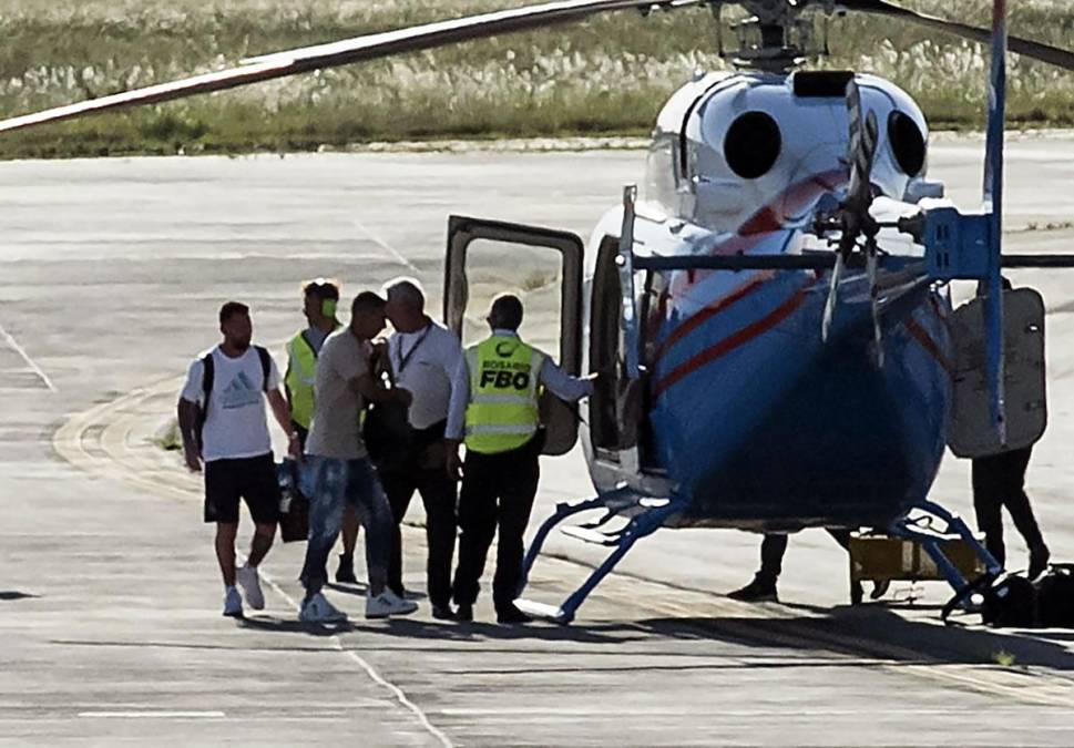 Messi y Di María salieron del aeropuerto internacional Islas Malvinas en un helicóptero que se los llevó a sus respectivos hogares, en Rosario, provincia de Santa Fe, Argentina.