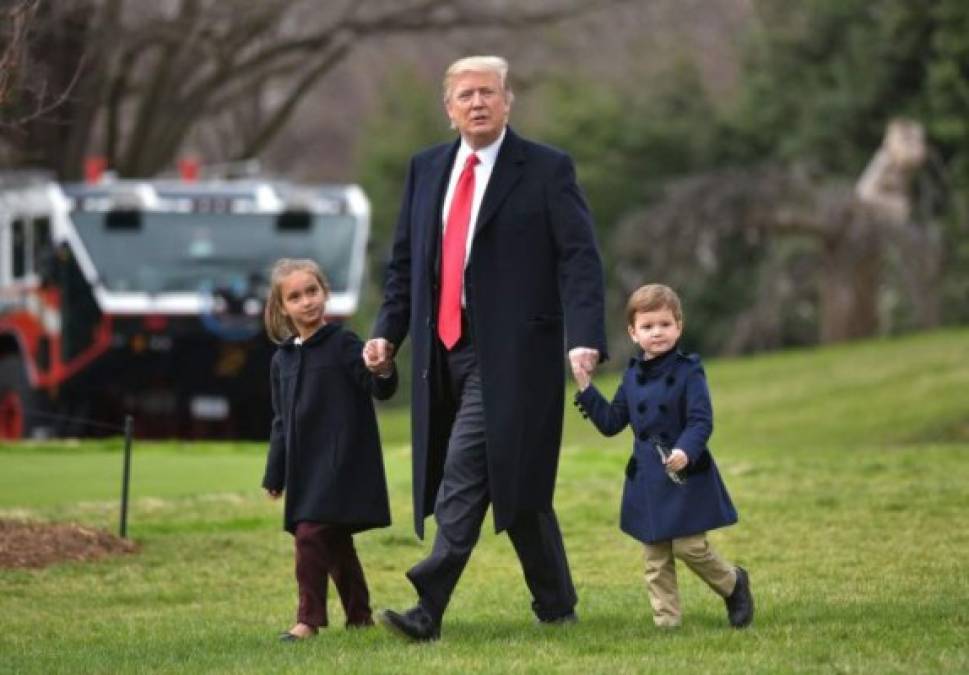 Trump viaja frecuentemente con sus nietos en el Air Force One, el avión presidencial.
