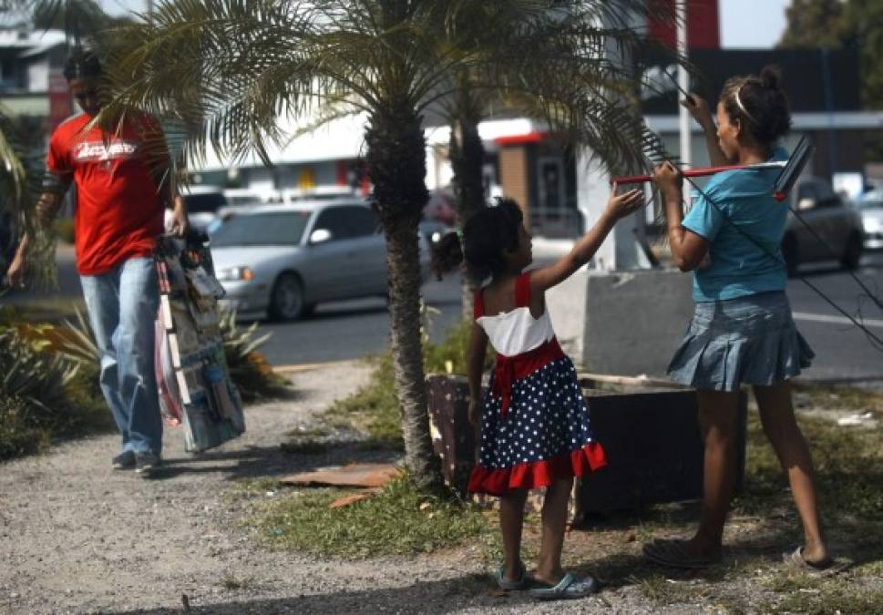 Es muy común ver a los niños limpiando los vidrios de los autos a cambio de dinero.