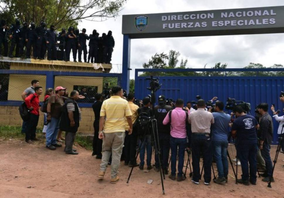 Los policías manifestantes se atrincheraron en el comando cobras y no permitieron el acceso al cuartel.