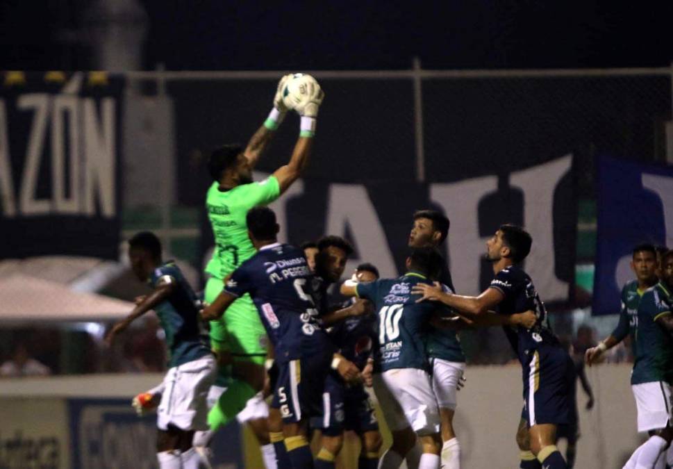 El portero panameño César Samudio atrapa el balón en un córner del Motagua.