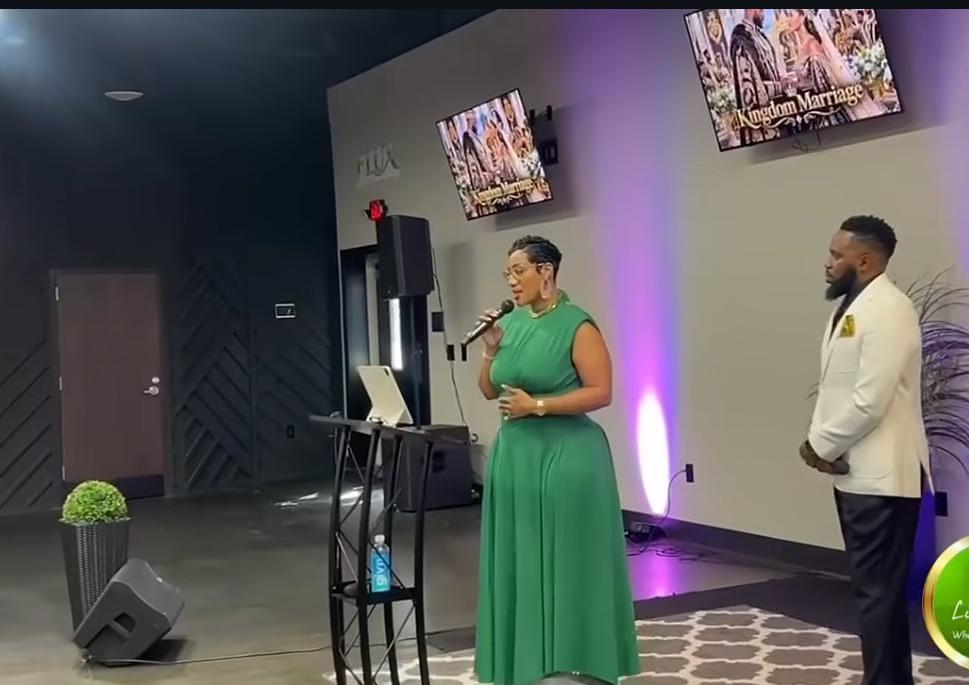 Pastor presenta a su segunda esposa ante la congregación y dice que ellas no pueden tener otro esposo