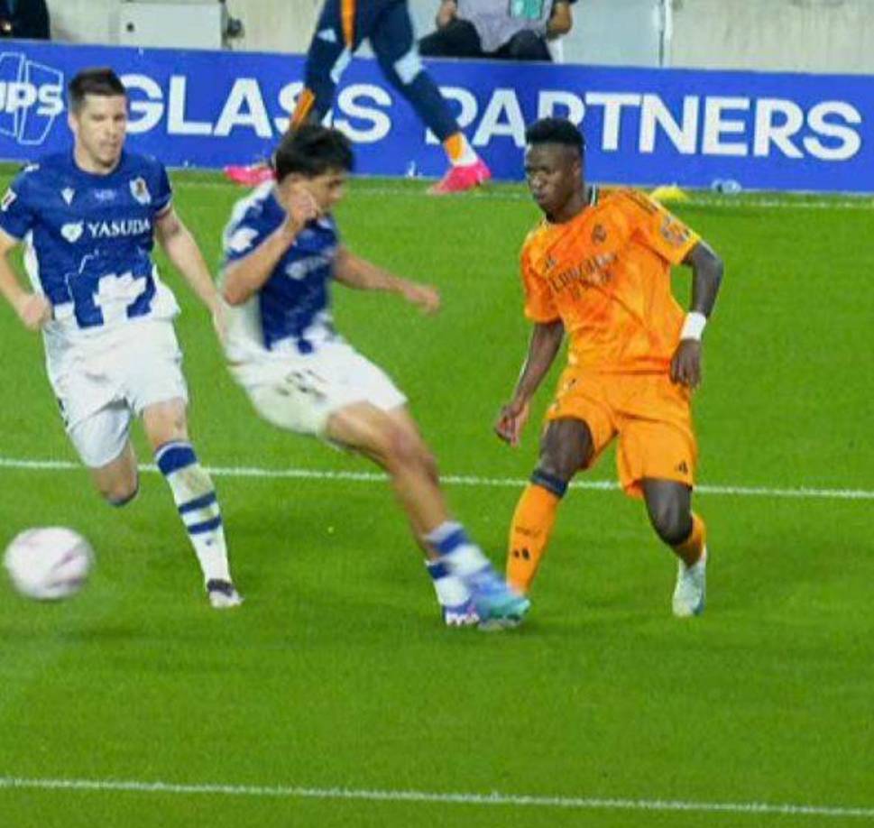 El partido terminó de romperse justo después, cuando el VAR avisó al árbitro para que viese un posible penalti sobre Vinicius. El colegiado consideró que un pisotón al brasileño fue pena máxima.