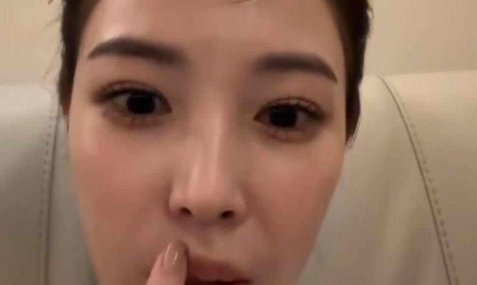  “¿Labios sobredimensionados? Oh, en realidad, tengo este hábito. Así que parece que se extendió alrededor de mis labios en ese momento. Mucha gente está preocupada por mis labios, pero ¿están bien, verdad? No necesitas preocuparte. Mis labios están bien”, dijo mientras se frotaba sus labios para mostrar a sus fans que son naturales. Sus seguidores le brindaron su apoyo en su cuenta de Instagram<a rel="nofollow" href="https://www.instagram.com/boakwon/?hl=es"> @boakwon</a>