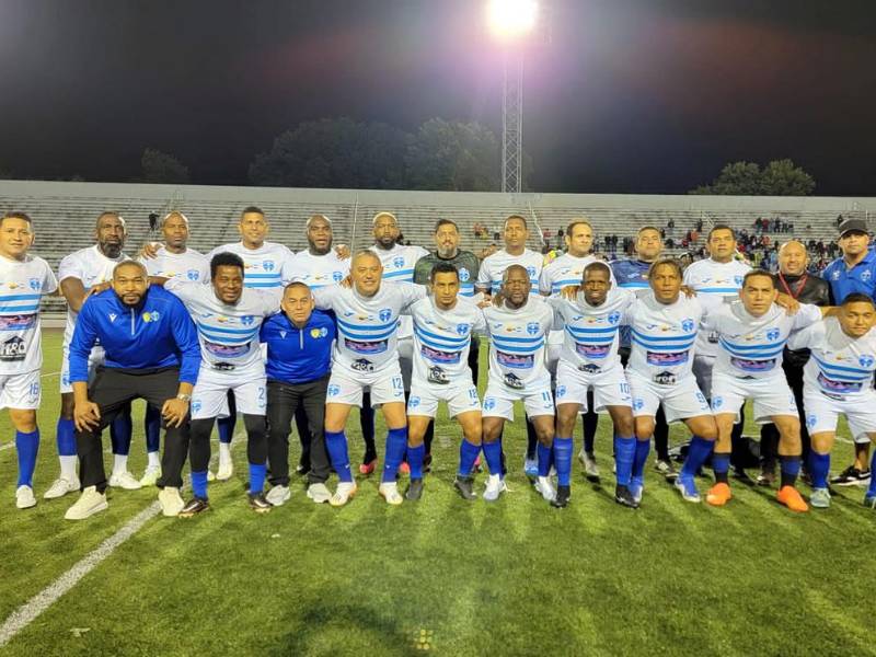 El equipo de las Leyedas de la Selección de Honduras posando para el partido contra las exfiguras de Ecuador.