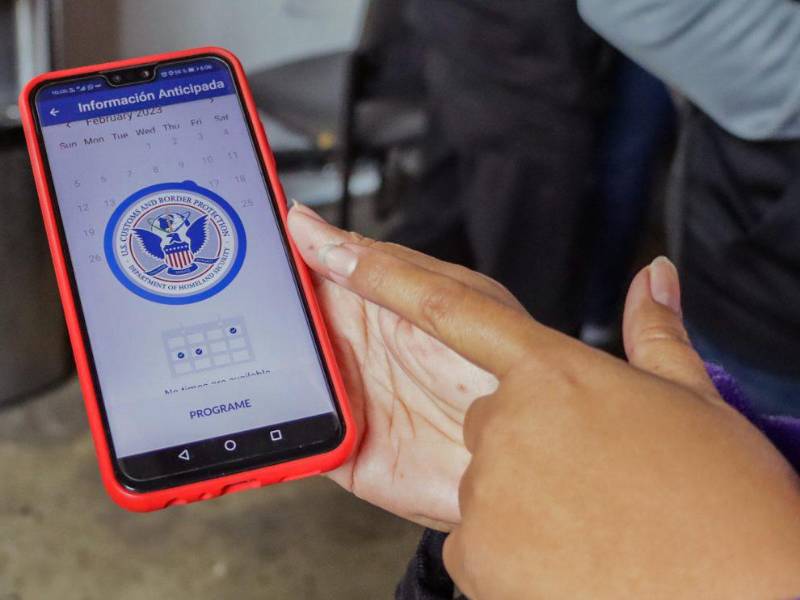 La aplicación CBP One, que está disponible en inglés, español, portugués y ruso, es para uso de cualquier migrante que se encuentre físicamente solo en el centro o norte de México.
