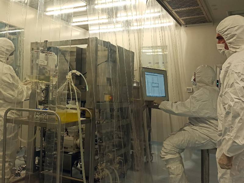 Varios investigadores trabajan en el desarrollo de vacunas en laboratorios del Centro de Biotecnologías en Cuba.