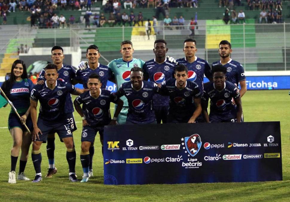 El 11 titular del Motagua posando antes del partido contra el Marathón.