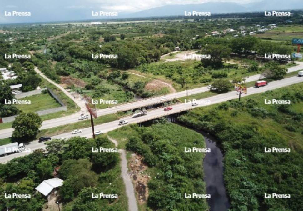 Cerca del aeropuerto durante. Canal Chotepe (canaliza aguas del Chamelecón) rebasó el nivel e inundó el bulevar del este y colonias cercanas. Después. Este canal, cercano al aeropuerto Villeda Morales, no es objeto de mantenimiento. En sus extremos hay más casas.