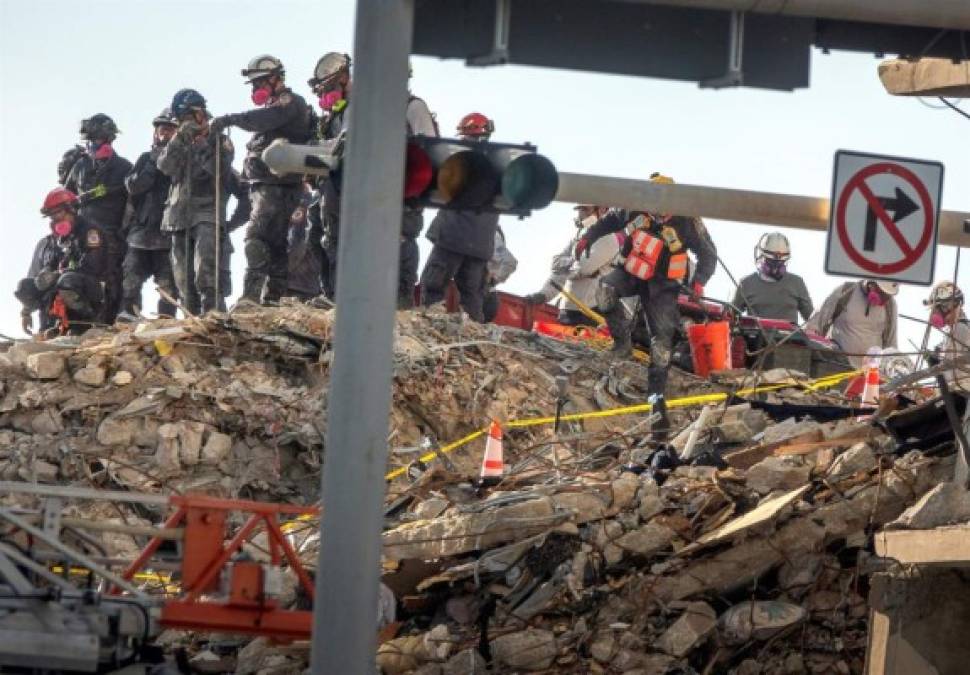 'La búsqueda continúa', dijo el lunes en rueda de prensa el gobernador de Florida, Ron DeSantis, aunque la posibilidad de encontrar personas con vida en las ruinas del inmueble del complejo Champlain Towers disminuía conforme avanzaban las horas.