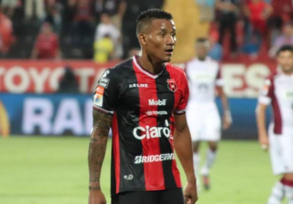 Luis Garrido: El mediocampista hondureño dejó a la Liga Deportiva Alajuelense de Costa Rica y fue fichado por el Córdoba de la segunda B de España (equivalente a la tercera categoría). El volante no pudo ser inscrito a tiempo, por lo que se jugará con el club español hasta en enero del 2020.