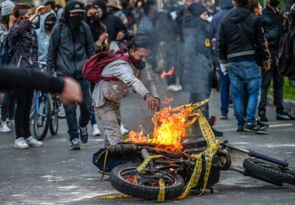 Las protestas ocurrieron en Bogotá, Calí y Medellín, pero fue en la capital colombiana donde se registraron más víctimas y mayor número de daños.