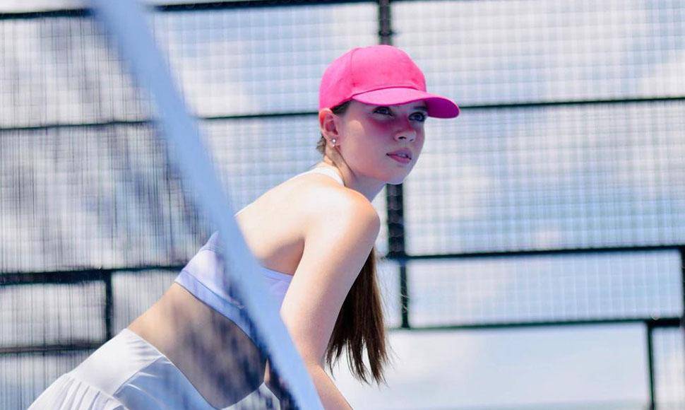 La chica disfruta de los deportes. 