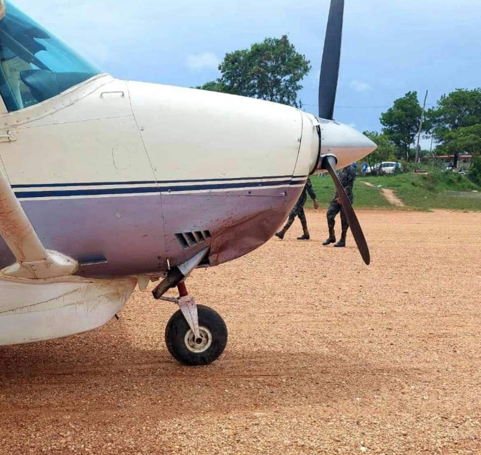 La avioneta agarró de frente a la pareja que transitaba en una moto en el aeródromo de Puerto Lempira.