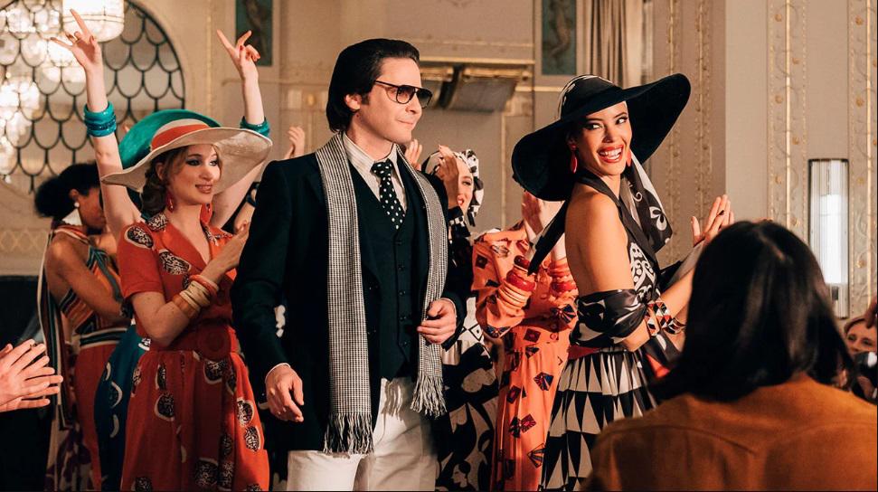 Desde los atuendos hasta el maquillaje, “no hay un detalle que se deje al azar”, aseguró a la AFP Jeanne Damas, fundadora de la marca Rouje e intérprete en la serie de la creadora Paloma Picasso, durante el festival Canneseries.