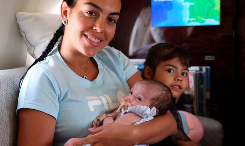 “Si hoy buscas mi nombre en Google resulta que estoy peleada con la familia de Cristiano, que tengo una hermana que me pide dinero y que ha pasado no sé qué con Rosalía... Mi vida es mucho más simple que todo esto: no me gustan los conflictos, nunca me peleo con nadie... pero lo peor es que toda esa información es mentira. Yo, lo único que quiero es estar con mi niñita en el hospital”, expresó Georgina, quien al momento de la entrevista, estaba preocupada por la salud de Bella Esmeralda, ya que la pequeña tenía un cuadro de fiebre. 