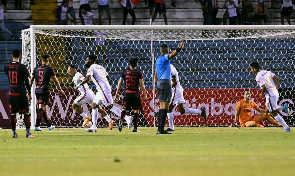 Secuencia de la celebración de Kevin López tras marcar el gol del 1-0 del Olimpia contra el Atlas.