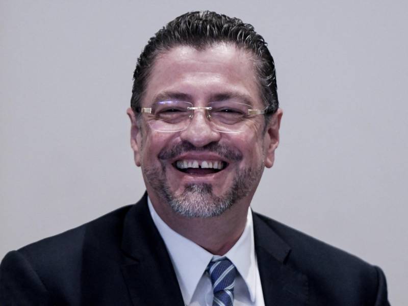 Rodrigo Chaves lidera todas las encuestas con más de 40% de la intención de voto y al menos tres puntos porcentuales más que su rival.