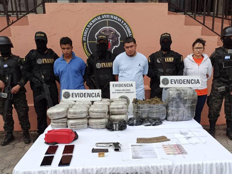 Al momento de la captura, se les decomisó una cantidad importante de droga, dinero en efecto y teléfonos celulares.