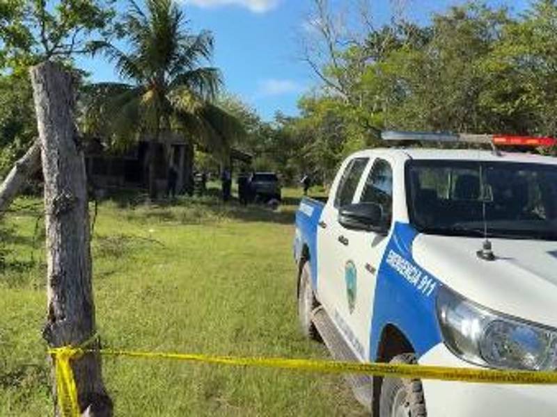 Un vehículo de la Policía en el lugar de la escena.