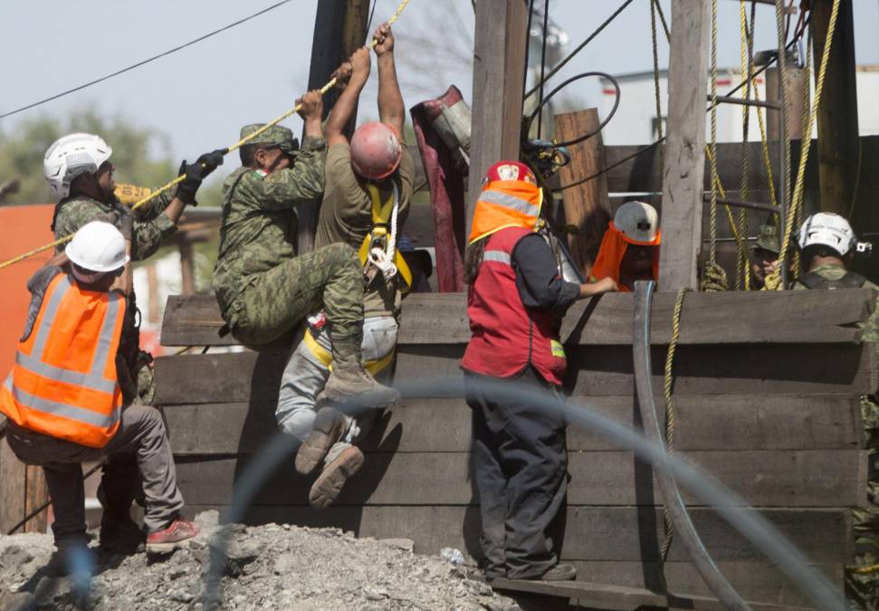 Un día después de que el presidente Andrés Manuel López Obrador urgiera “hacer más” esfuerzos para evacuar a los trabajadores, Protección Civil anunció que inspeccionará el socavón con un dron equipado con un cámara acuática antes de que ingresen los socorristas.