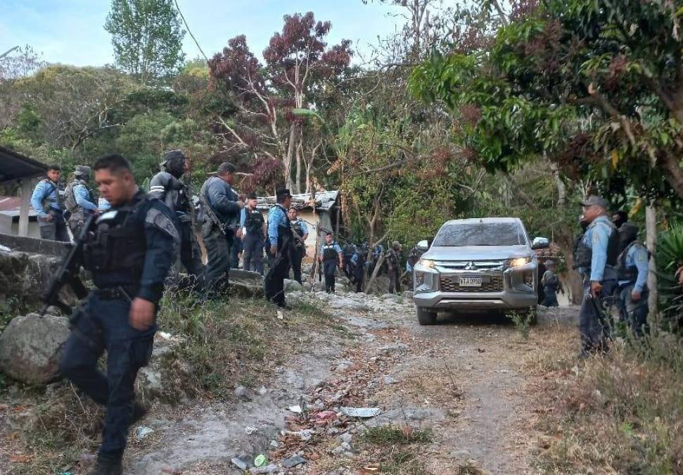 La masacre ocurrió en el sector de la aldea El Portillo de la Mora, al cual para llegar hay que recorrer una media hora por un camino tortuoso, en vehículo.