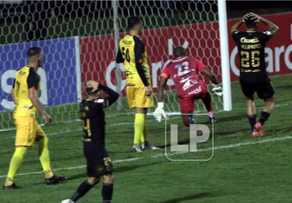 El balón le quedó servido a Josué Villafranca, pero el delantero del Motagua envió el balón afuera.