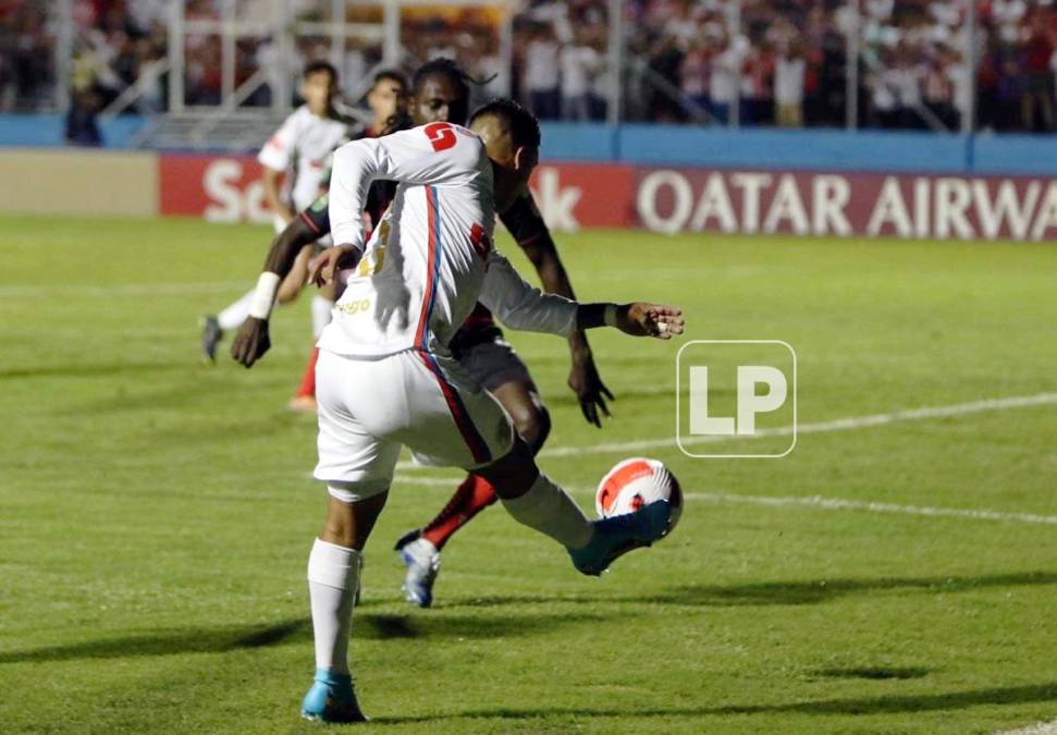 Michaell Chirinos enviando el centro para el gol de José Mario Pinto contra el Alajuelense.